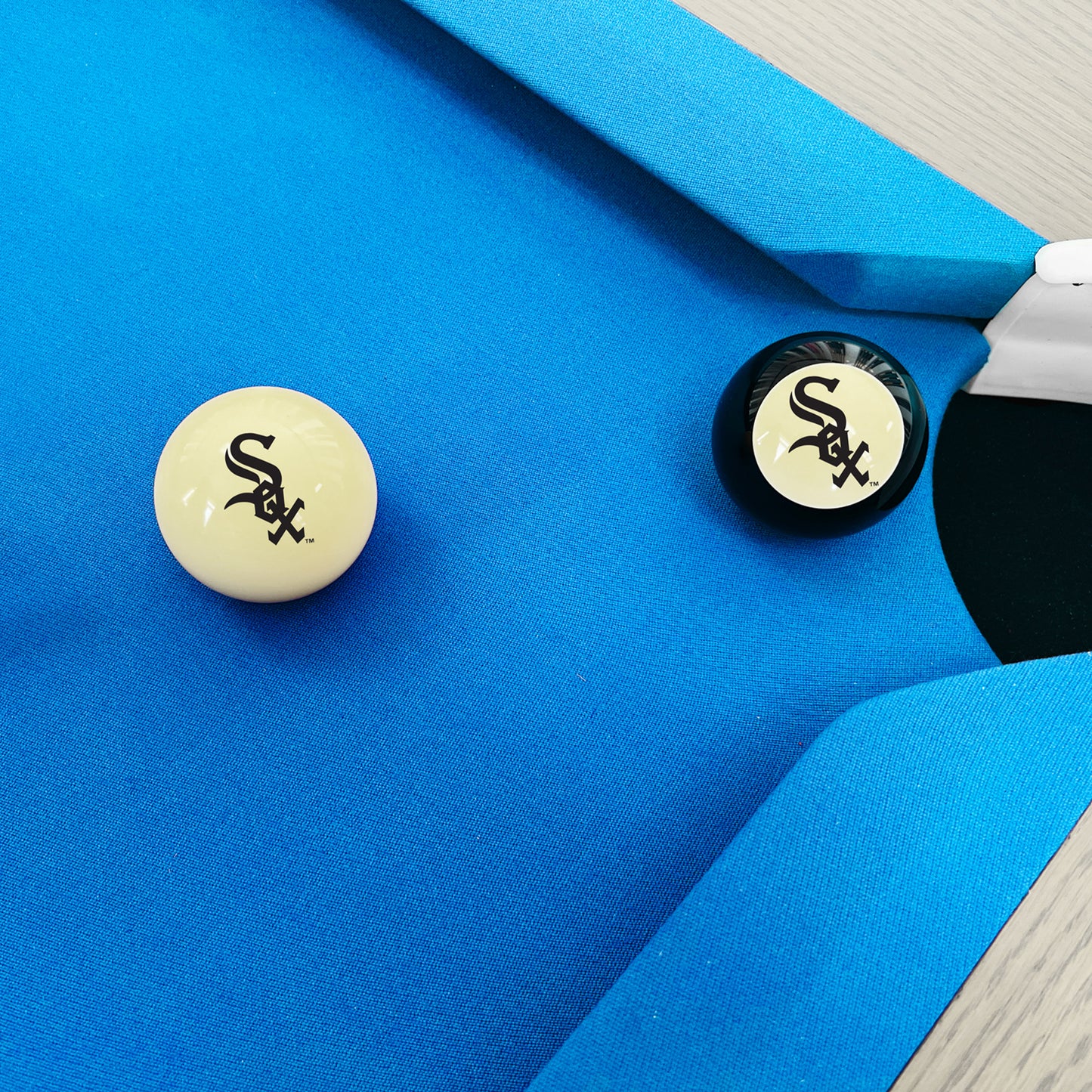 Chicago White Sox 8 ball and cue ball set