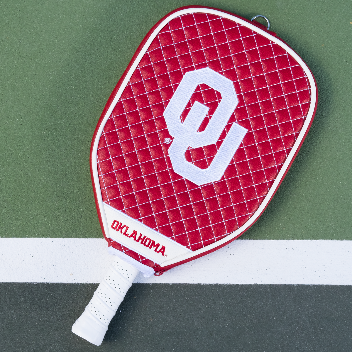 Oklahoma Sooners quilted pickleball paddle cover on court view