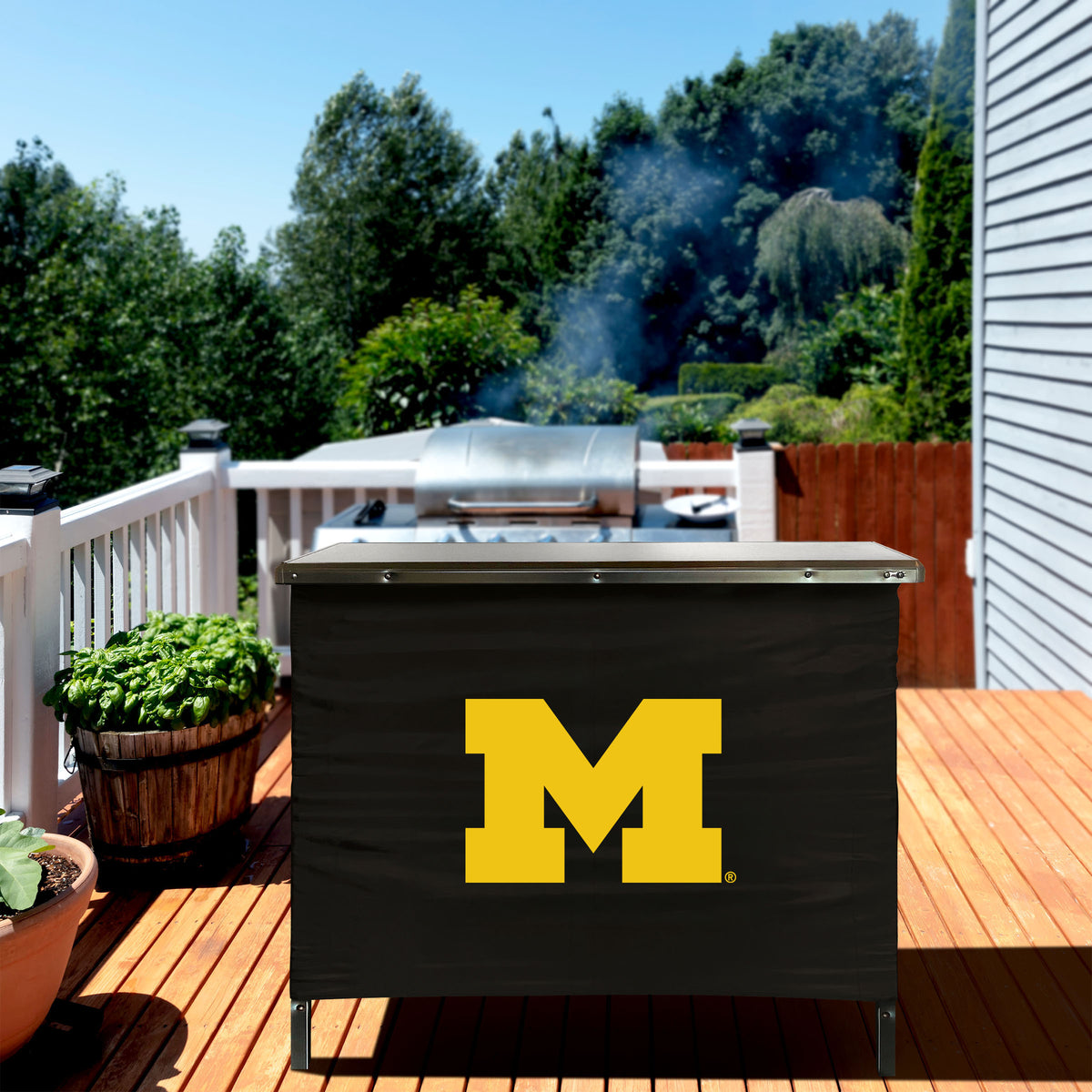 Michigan Wolverines Portable Indoor/Outdoor Bar outdoor party lifestyle
