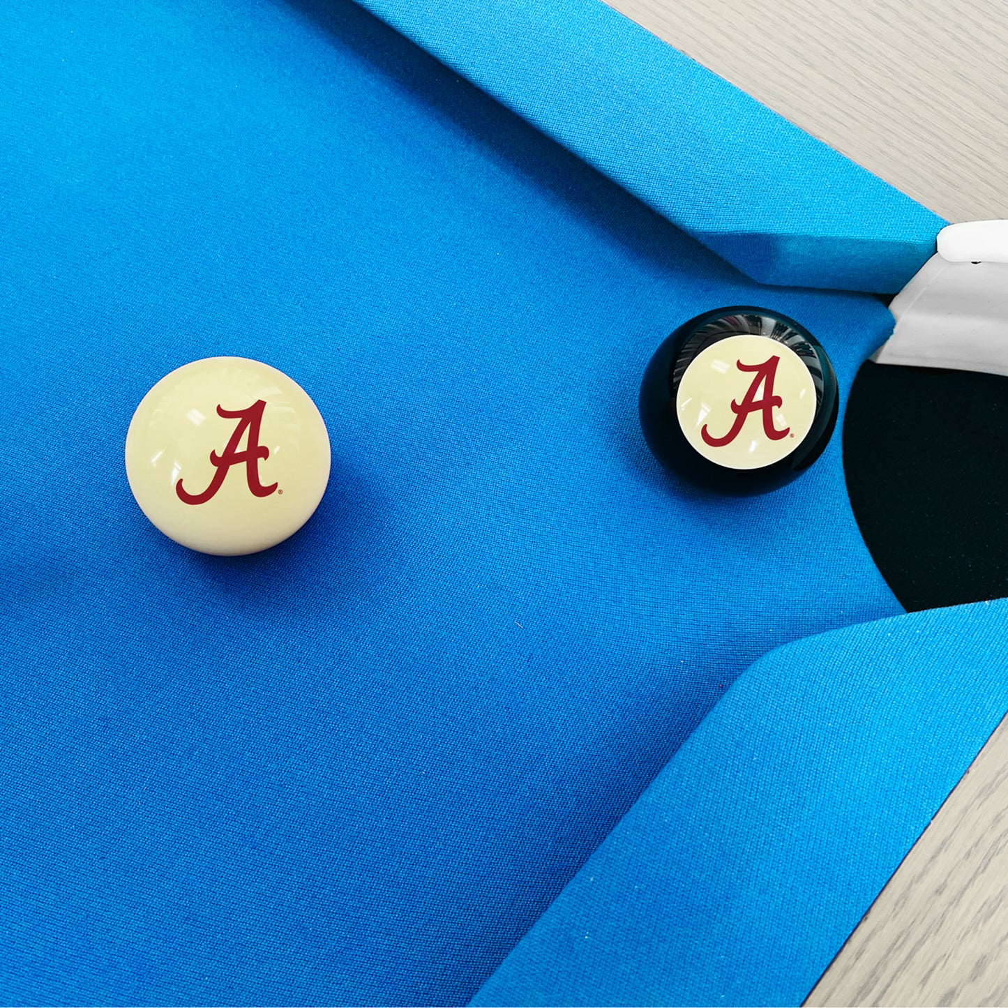 Alabama Crimson Tide 8 ball and cue ball set