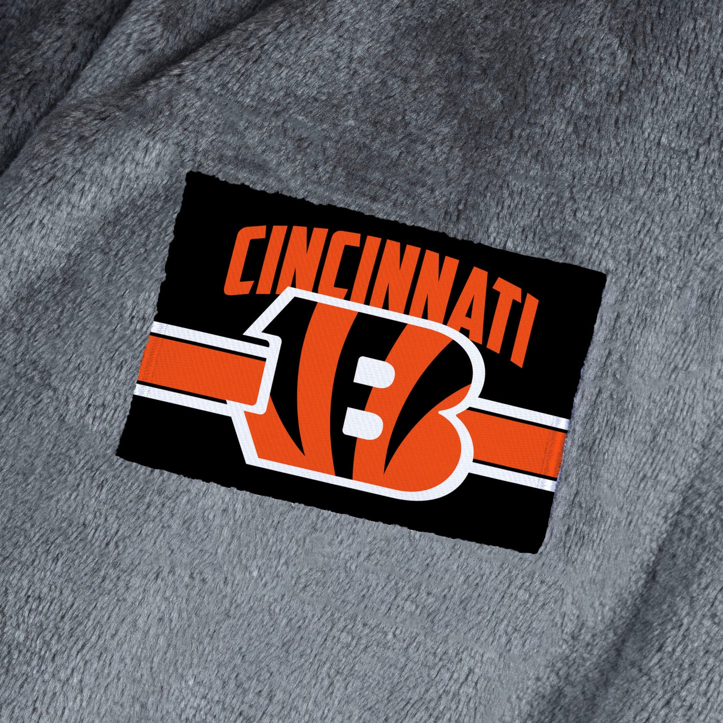 Cincinnati Bengals silk touch charcoal bathrobe logo patch