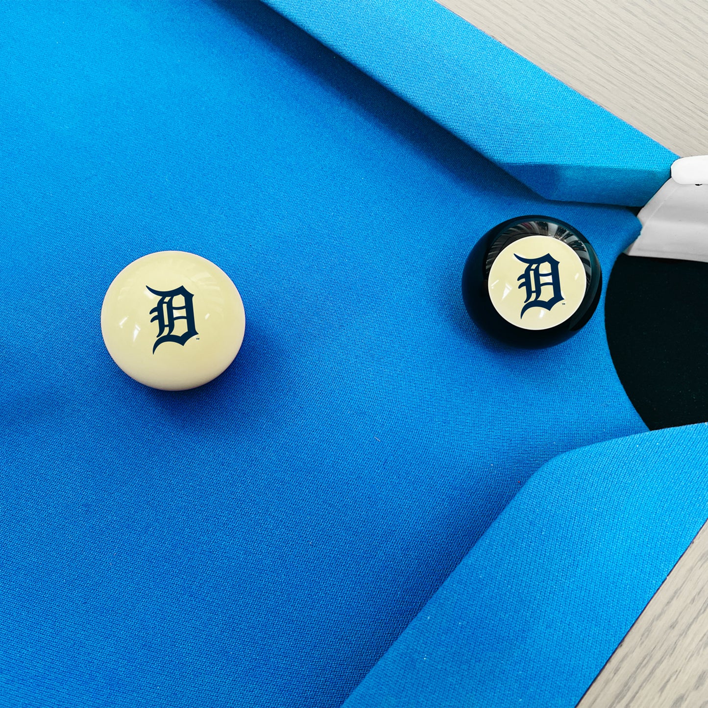 Detroit Tigers 8 ball and cue ball set