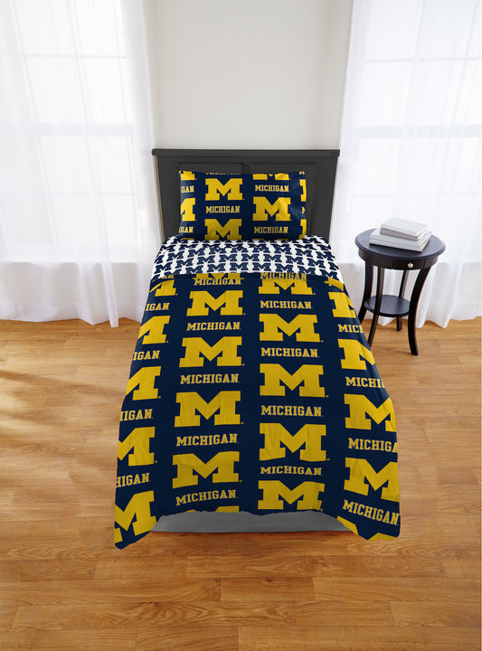 Michigan Wolverines twin size bed in a bag